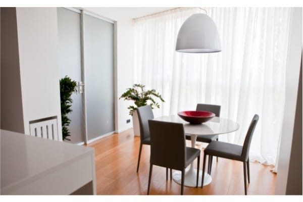 Obývacia izba s minimalistickou kuchyňou