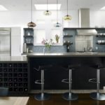 Dapur dengan rak terbuka dan kabinet wain dalam warna wenge