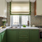 Virtuve baltā un zaļā toņos ar flīzēm ar interesantu rotājumu