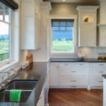 Kuhinja u privatnoj kući s prozorima različitih veličina