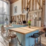 Cozinha estilo loft em uma casa de madeira