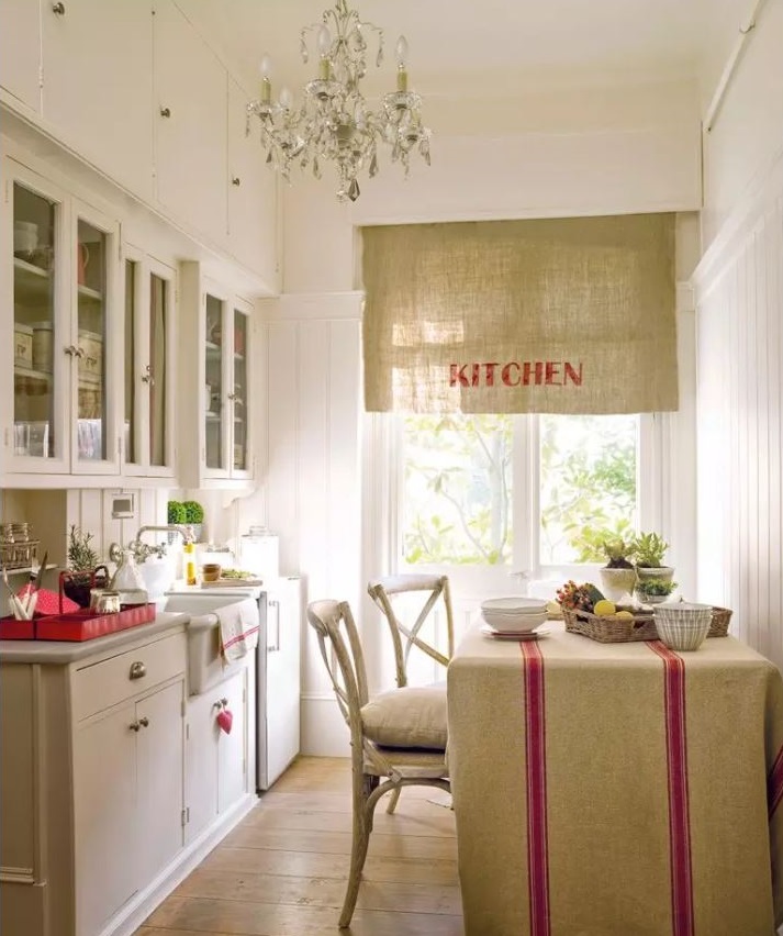 การออกแบบห้องครัวของบ้านส่วนตัวในสไตล์เรียบง่าย