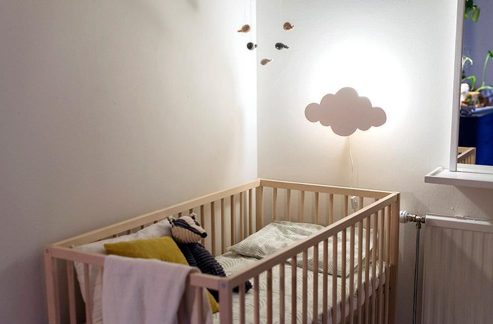 Lampa peste patul pentru un nou-născut