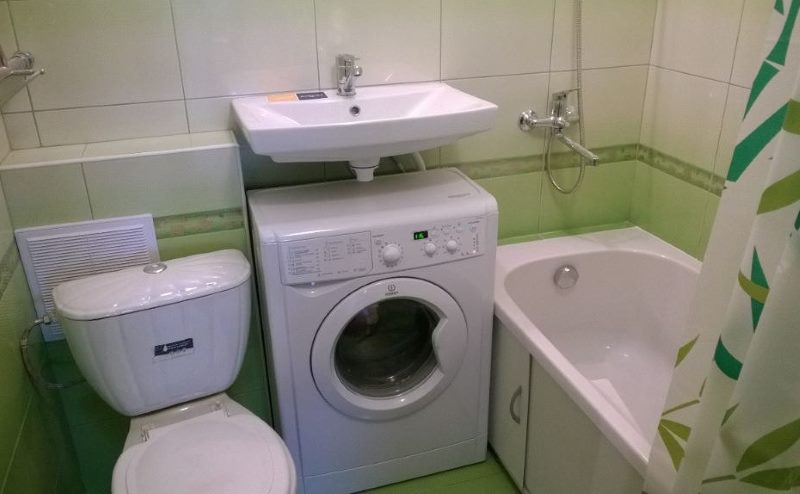 Küçük bir banyoda çamaşır makinesi için bir yer
