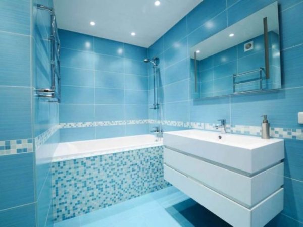 حمام صغير باللون الأزرق