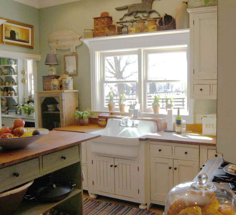 Biele umývadlo pod rustikálnym kuchynským oknom