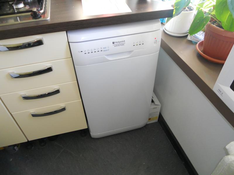 Küçük bir mutfakta bulaşık makinesi