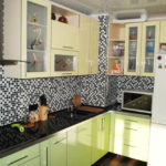 Mozaik zbog obilja sitnih detalja može učiniti ventilacijski kanal u kutu kuhinje gotovo nevidljivim