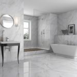 Carreaux de marbre pour une grande et spacieuse salle de bain