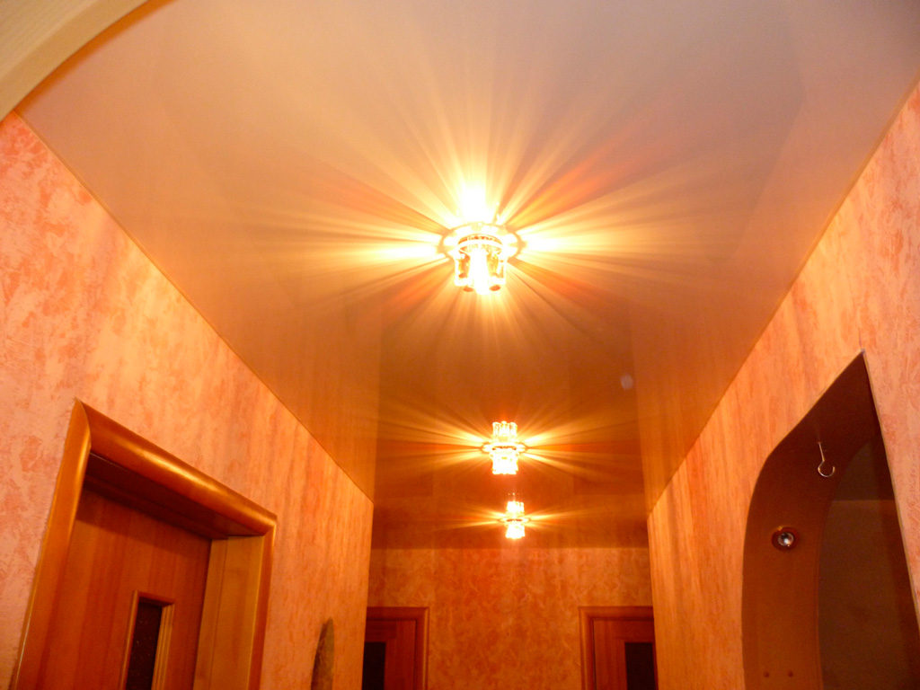 Đèn trên trần căng của một hành lang hẹp