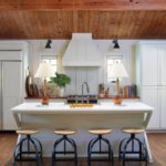 Kleine witte keuken in een houten huis