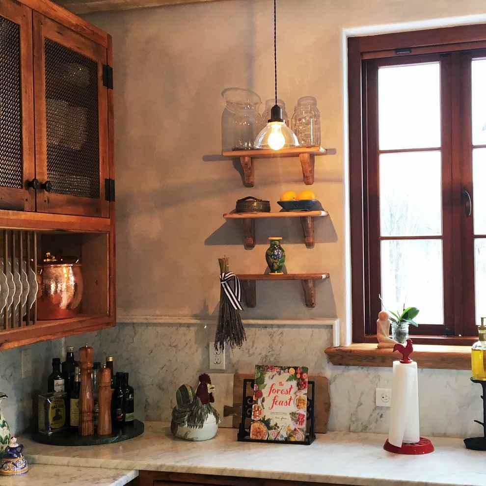 Malé otvorené police na kuchynskej stene vo vidieckom štýle