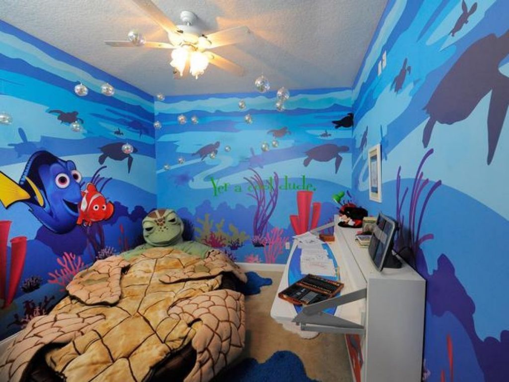 Tapeta v dětském pokoji na základě karikatury Finding Nemo