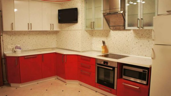 Virtuves izskats ar ventilācijas kanālu