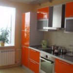 Virtuvės ir balkono derinys dažniausiai atliekamas siekiant išplėsti natūralios šviesos galimybes ir padidinti virtuvės plotą