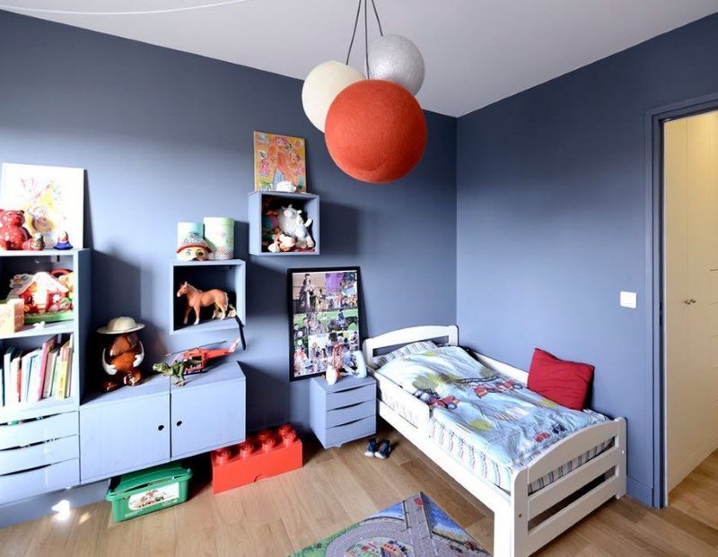 Papel de parede para pintura em um quarto azul para dois meninos
