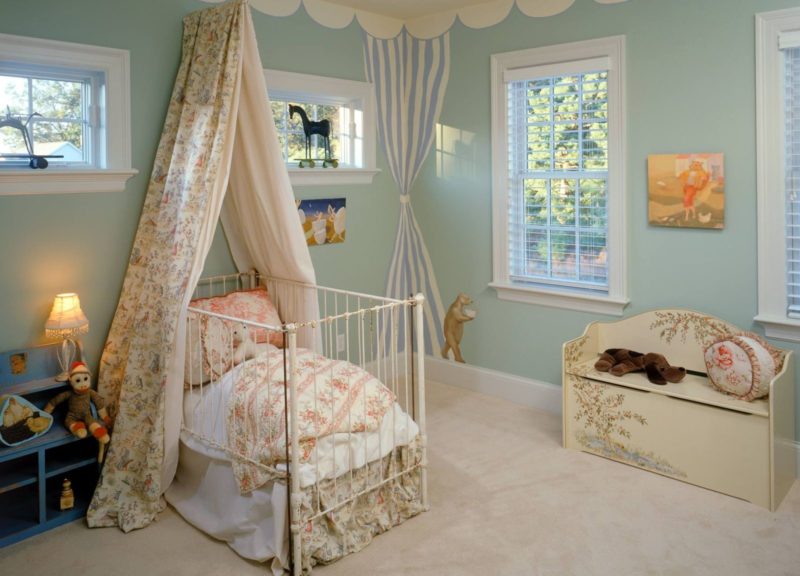 O cameră confortabilă pentru un copil într-o casă privată