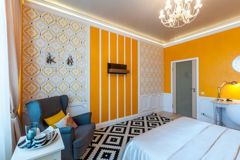 Oranžas tapetes uz guļamistabas sienām