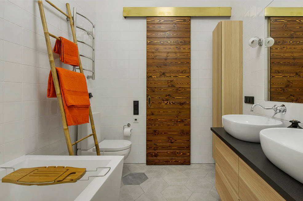 Oranje in het ontwerp van een modieuze badkamer