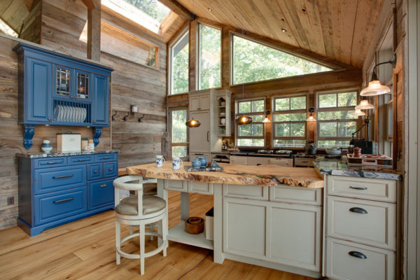Cozinha original em uma casa de madeira