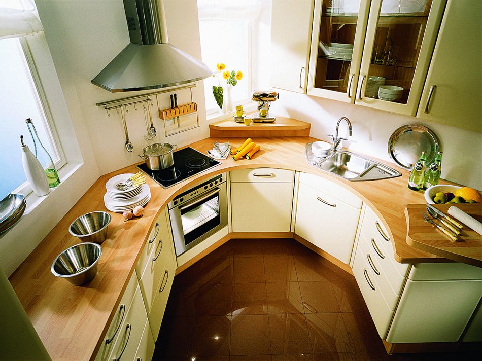 Oriģināls virtuves komplekts nestandarta formas virtuvē