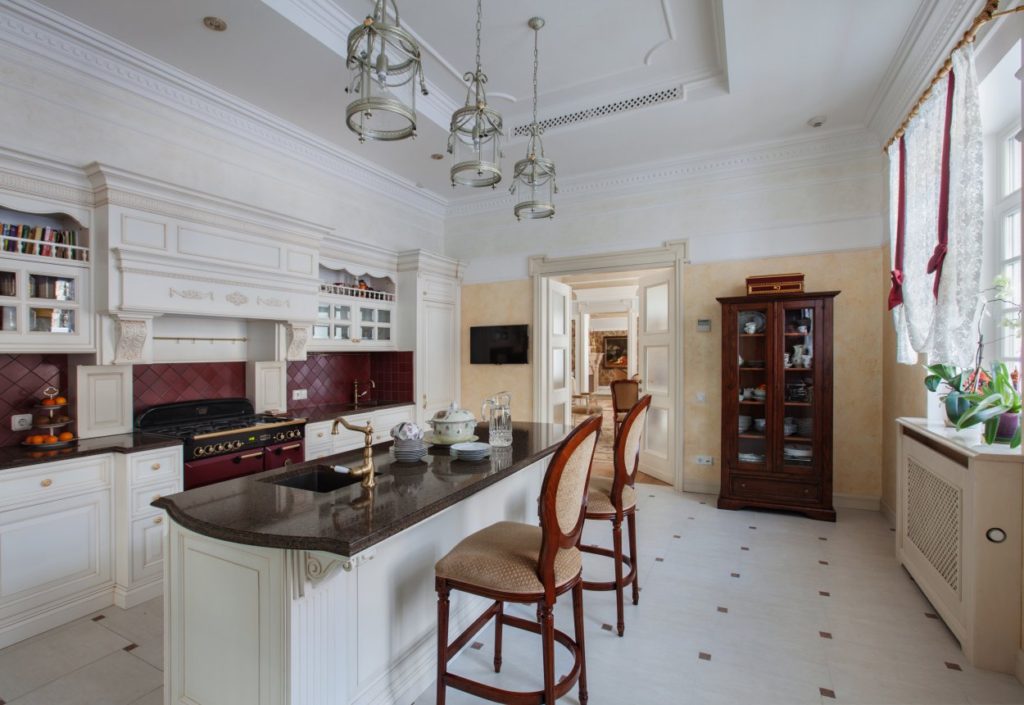 Design de interiores de um estúdio de cozinha em estilo clássico