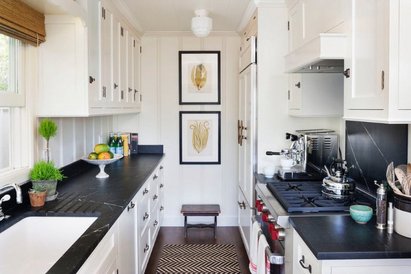 Unit kitchen countertops hitam dengan kabinet putih