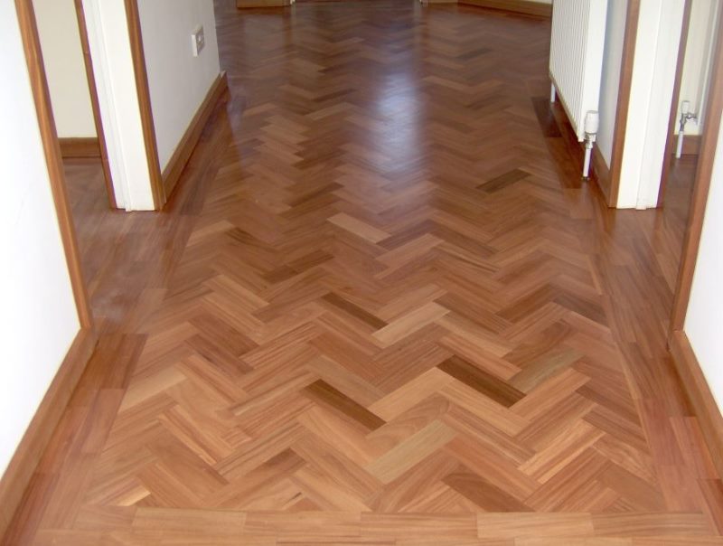 Sàn gỗ tự nhiên trên sàn hành lang