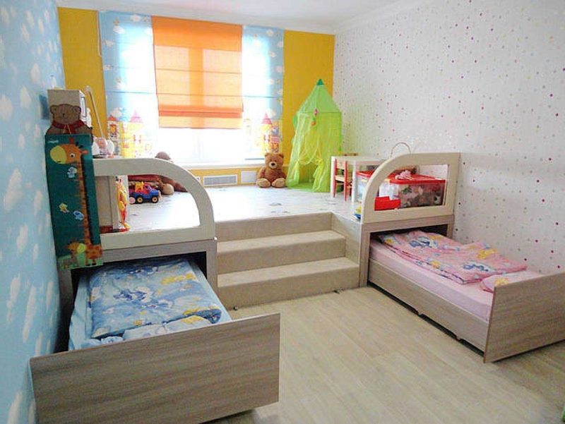 Pódium v ​​detskej izbe s výsuvnými posteľami