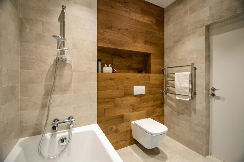 Decoratie van valse muren in de badkamer met natuurlijk hout