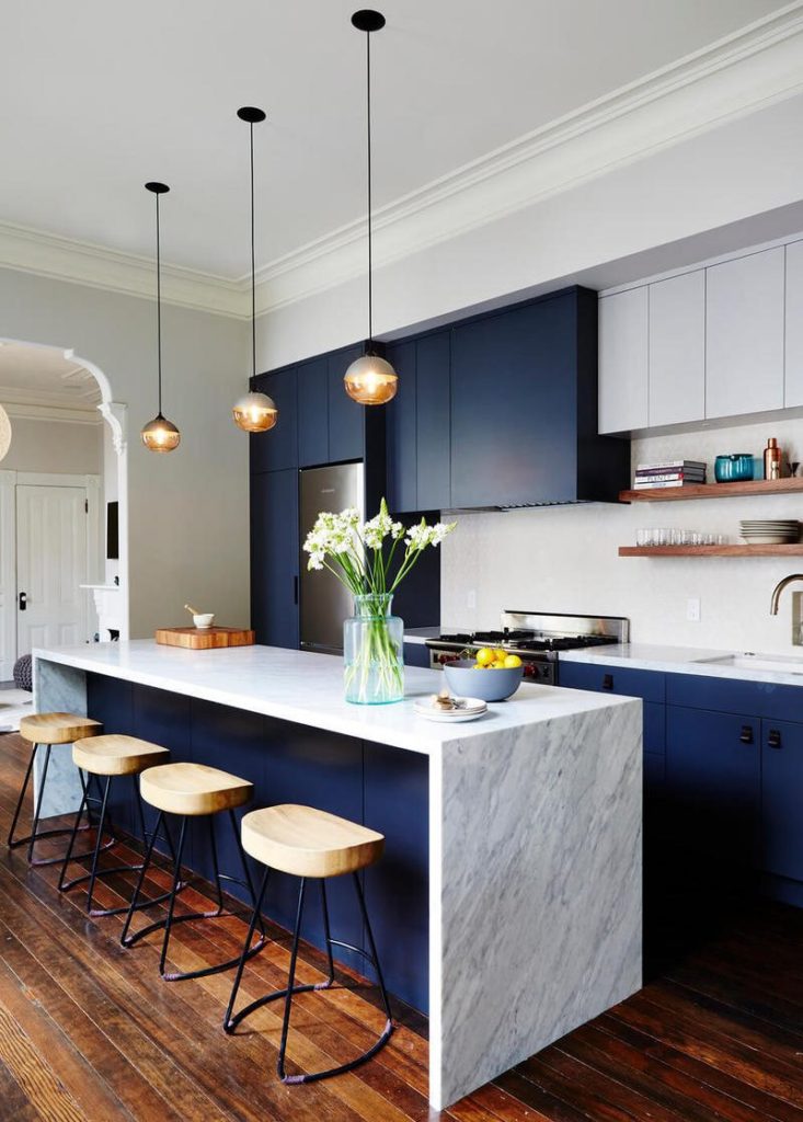 Cozinha Art Nouveau com fachadas azuis