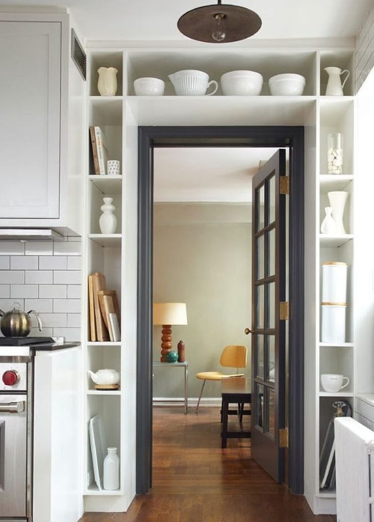 Gjør-det-selv-kjøkkenhyller rundt en døråpning
