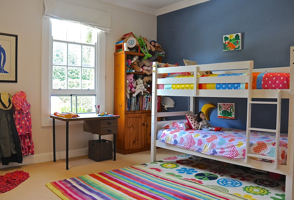 A meleg gyermekek számára kialakított szoba falai kontrasztosak