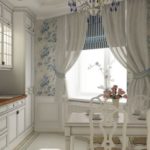Özel bir hassasiyet veren mavi dekoratif unsurlarla beyaz Provence mutfağı