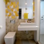 Géométrie des carreaux multicolores dans la salle de bain