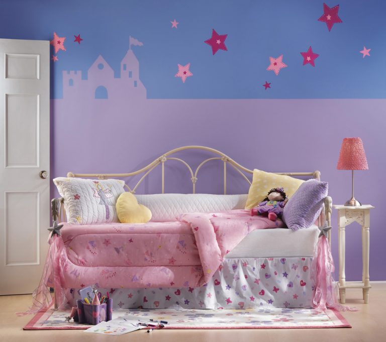 Chăn màu hồng trên giường cũi