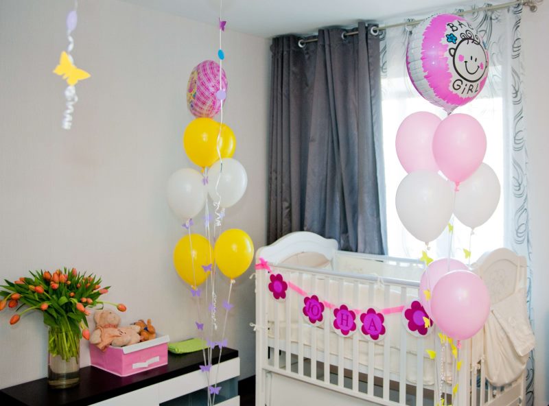 Decoratie van een kinderkamer met ballonnen