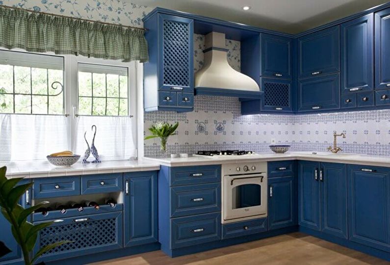 Dapur biru terletak di rumah desa