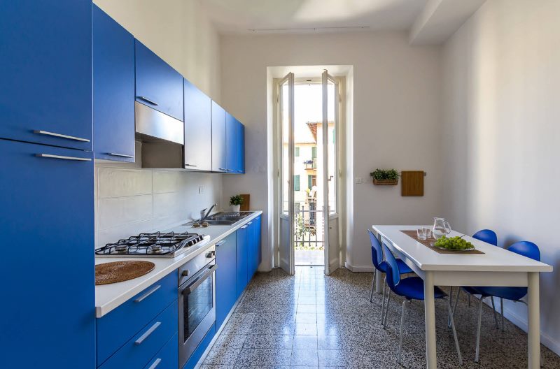 Mavi doğrusal mutfak seti