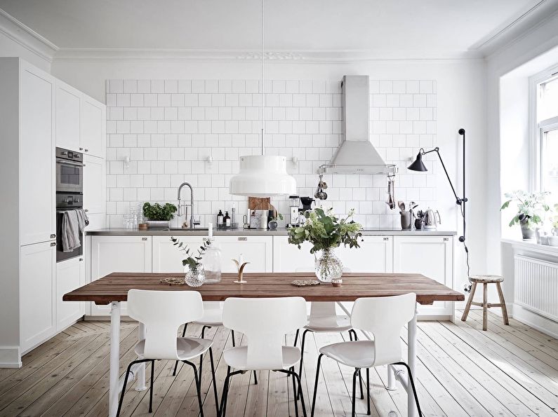 Drevený stôl v kuchyni v štýle škandinávskej krajiny
