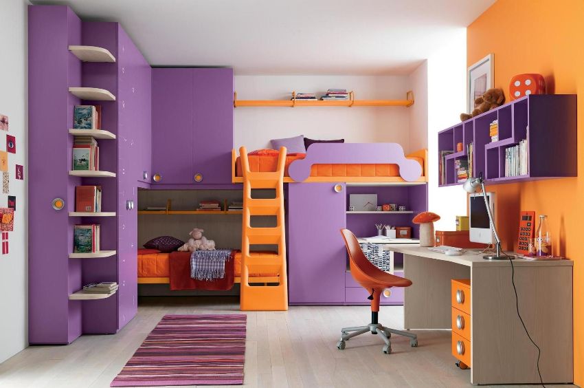 Kontrast místnosti design pro chlapce a dívku