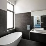 The combination of dark and light to design a stylish bathroom