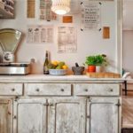 Vecās mēbeles kā galvenais lauku stila virtuves elements