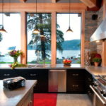 Moderna kuhinja bez gornjih ormara s prekrasnim pogledom