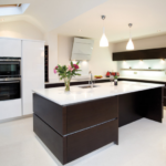 Dapur moden dalam warna wenge dengan unsur putih