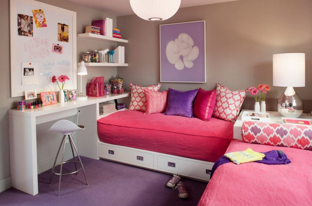 Khăn trải giường màu hồng trên giường của cô gái trẻ