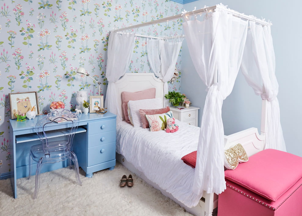 Četru plakātu gulta mazas meitenes istabā