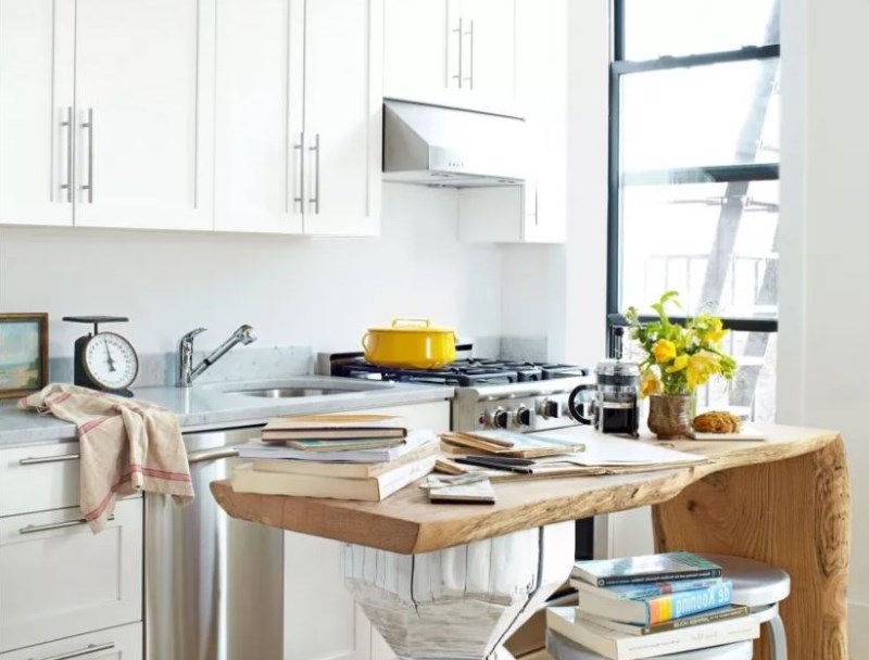 Massivt träbord i designen av ett litet kök
