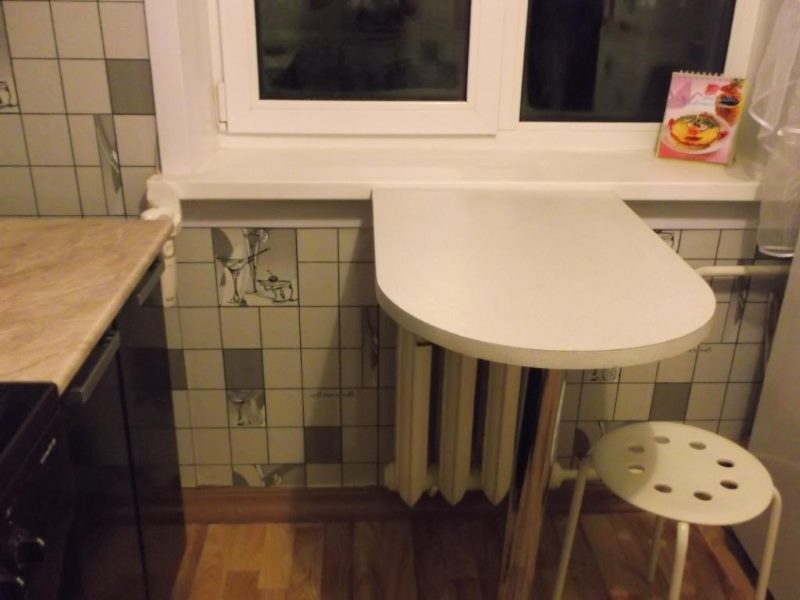 Küçük mutfakta küçük kahvaltı masası