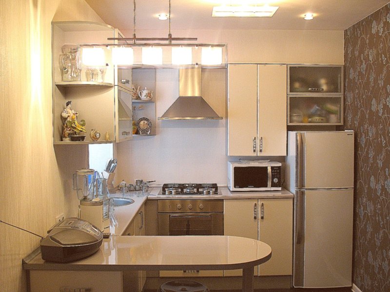 إضاءة مشرقة في المطبخ في خروتشوف